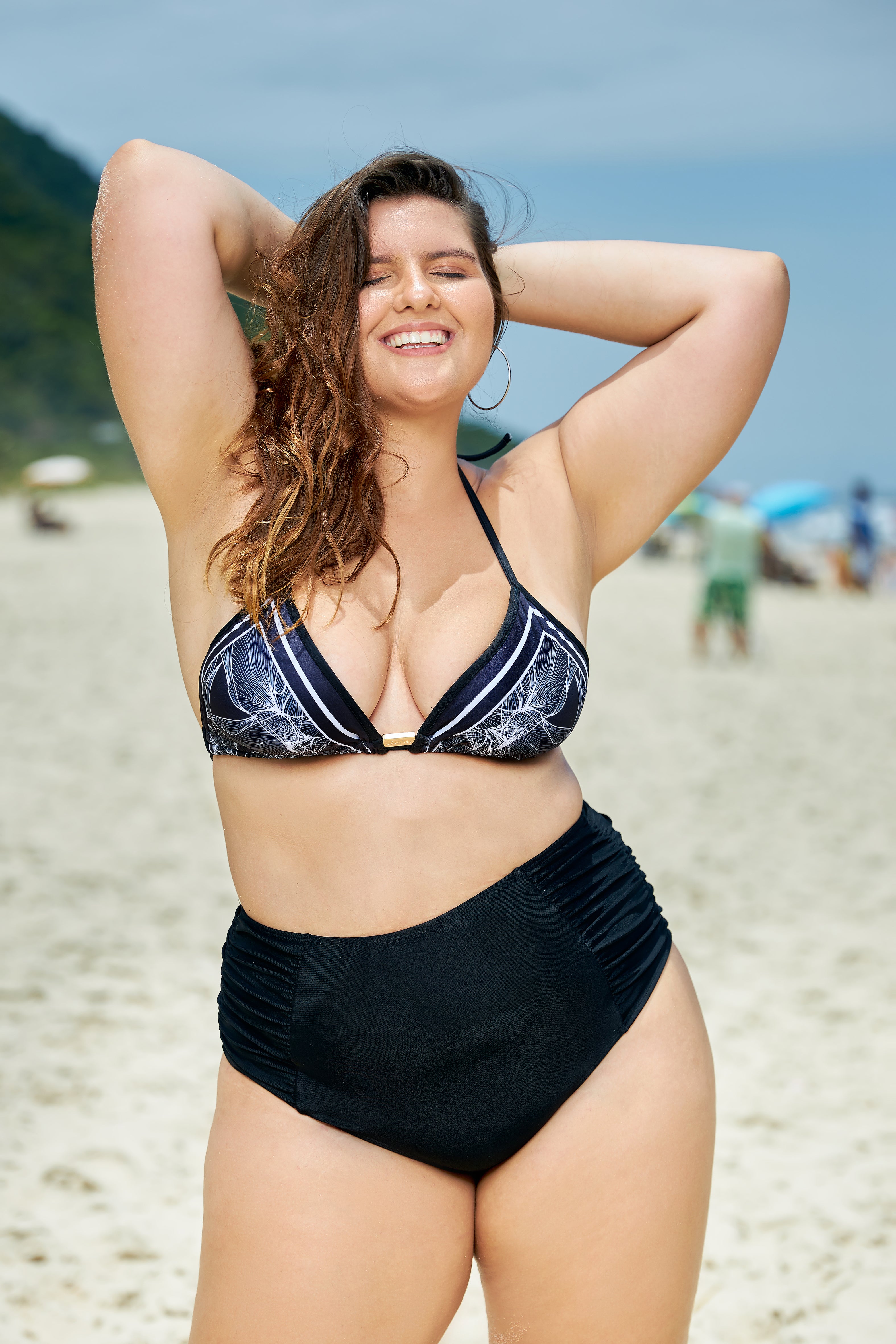 Mix & Match: Plus Size Triangel Top + Bikinihose mit breiten Seiten - Blumen in fließenden Linien