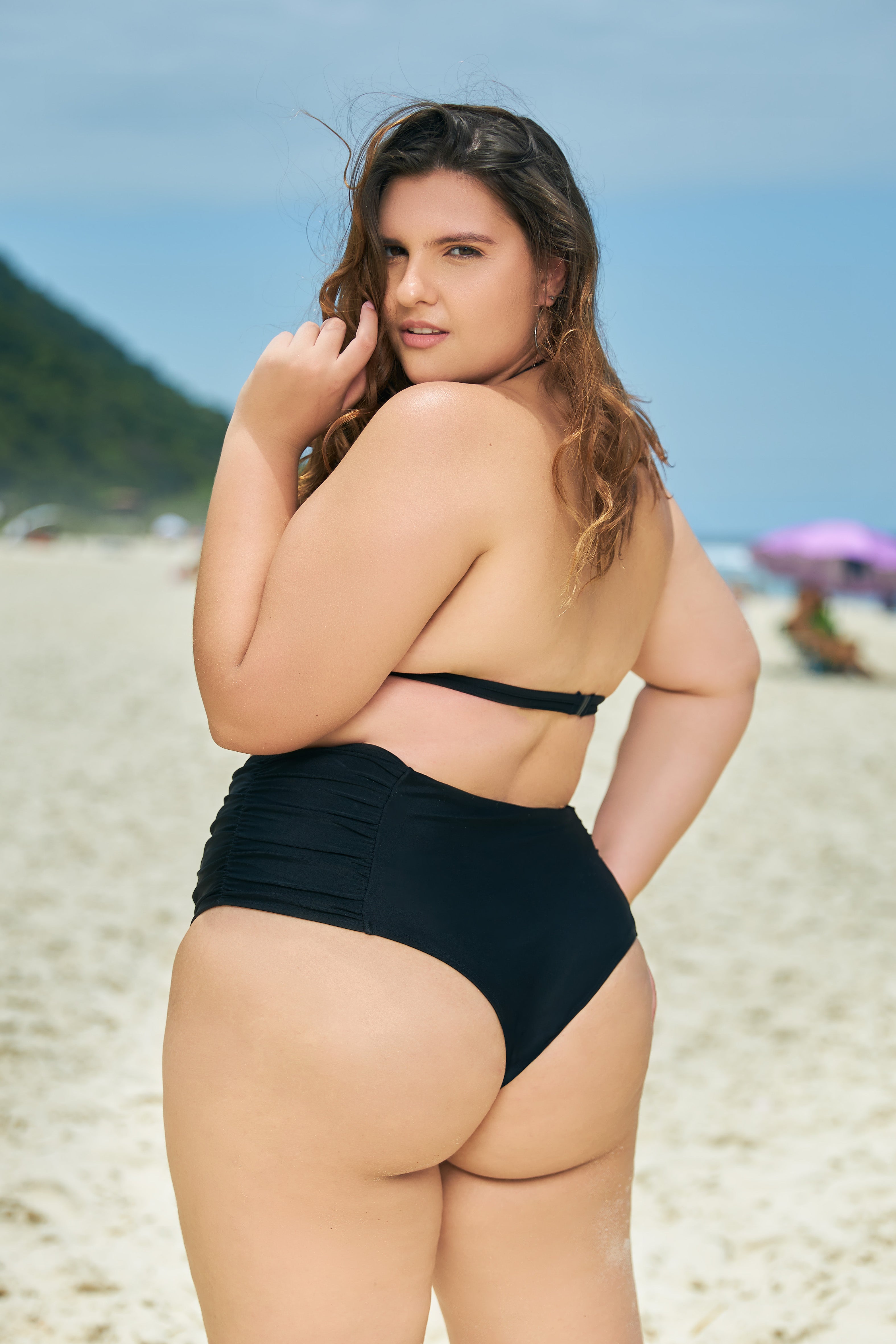 Mix & Match: Plus Size Triangel Top + Bikinihose mit breiten Seiten - Blumen in fließenden Linien