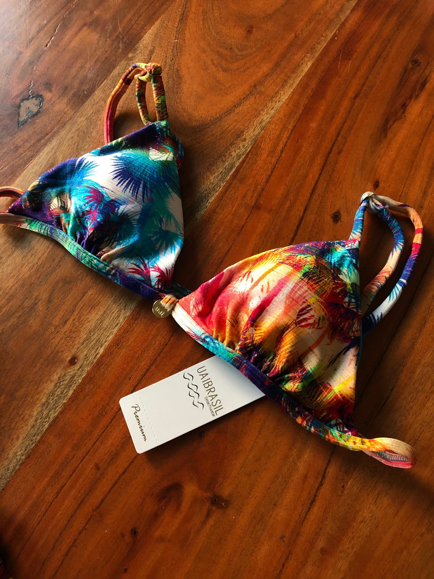 Bikini set: Triangle top and scrunch bikini bottoms - Colourful leaves