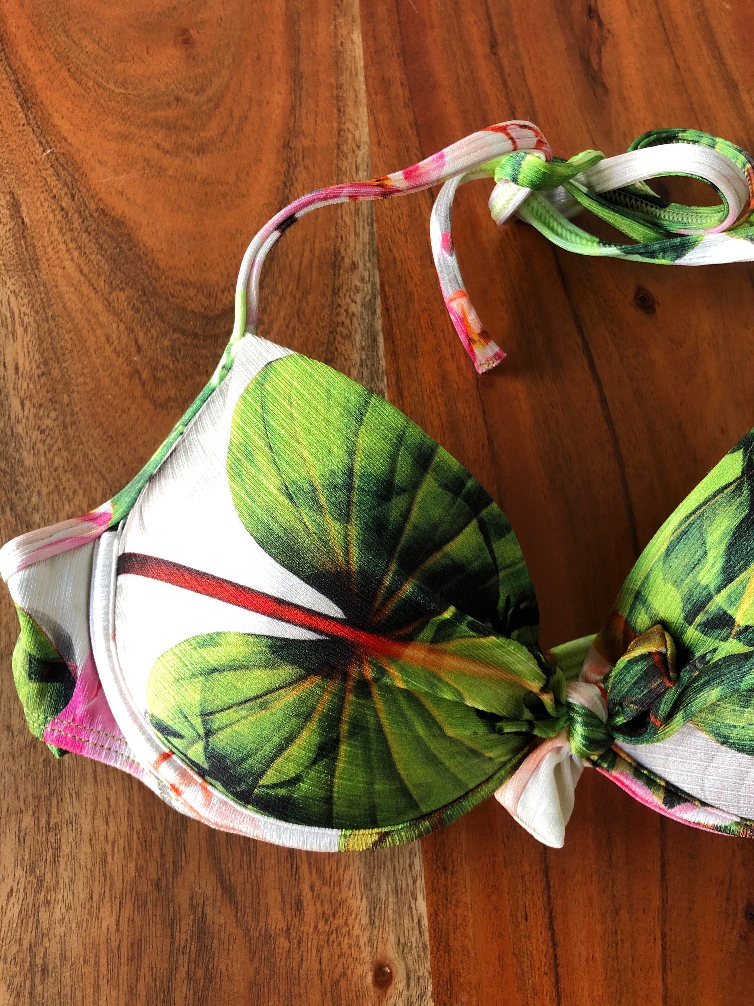 Bikini-Set: Oberteil mit Push-up-Effekt und Bikinihose mit Breitere Seiten - Orchideen