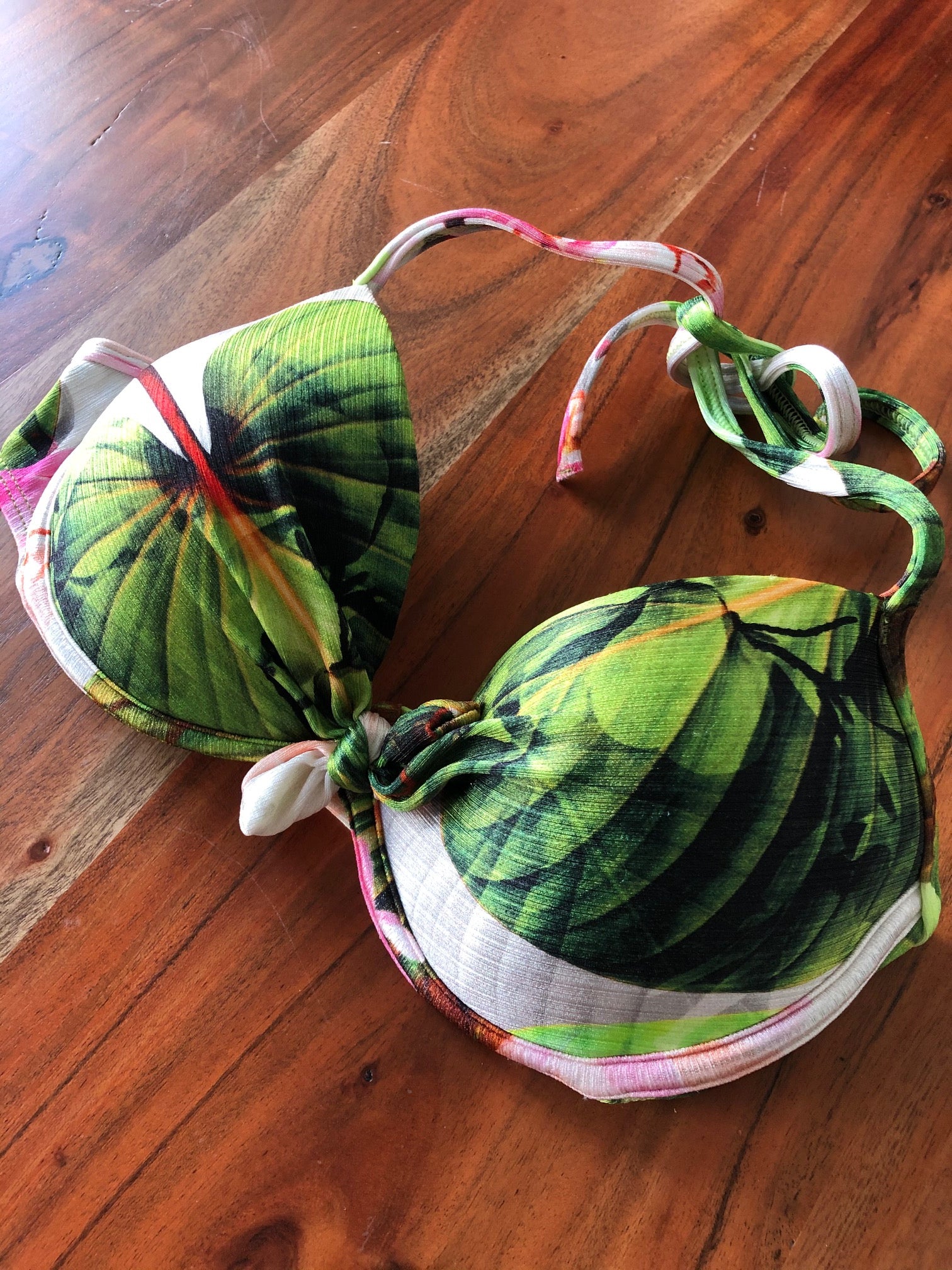 Bikini-Set: Oberteil mit Push-up-Effekt und Bikinihose mit Breitere Seiten - Orchideen