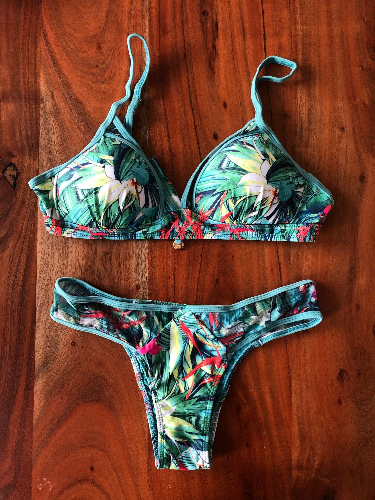 Bikini-Set: Oberteil mit Push-up-Effekt und Hose Seitendetail aus Tüll – Strelizia