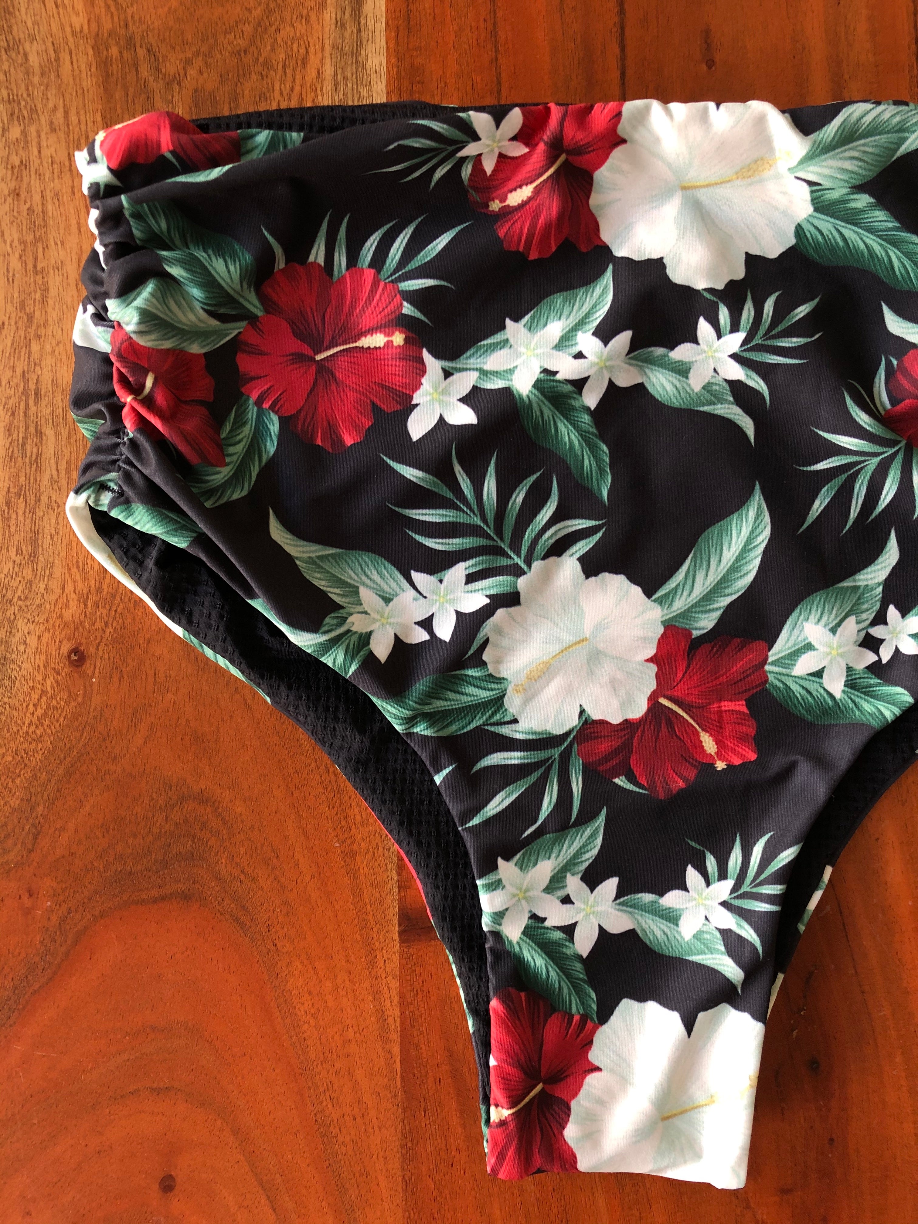 Conjunto de biquíni: top com calcinha cintura alta dupla face - Hibisco