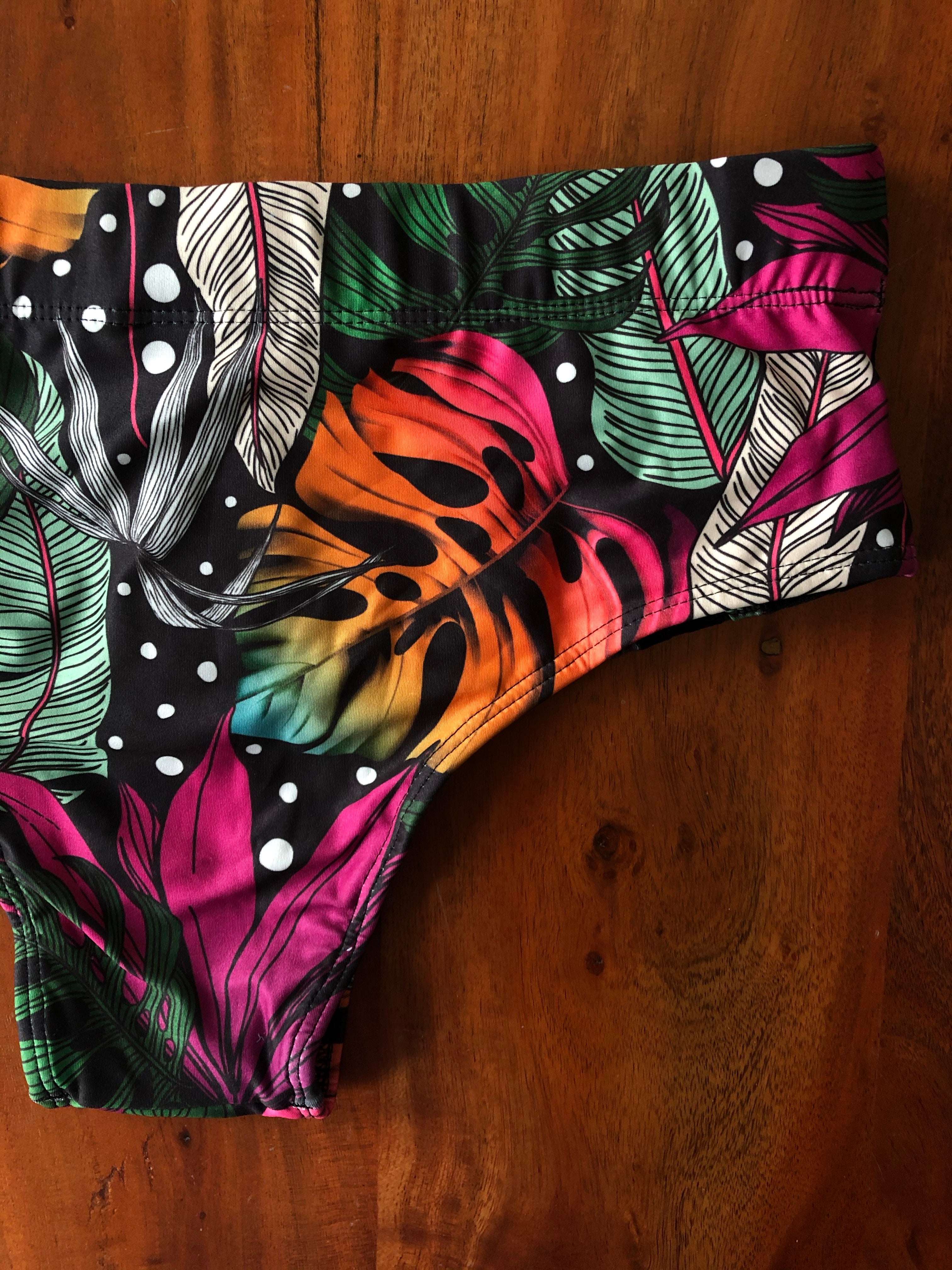 Bikini set: Triangle top and high waisted bikini bottoms. Sizes 40 to 48 - Neon forest.