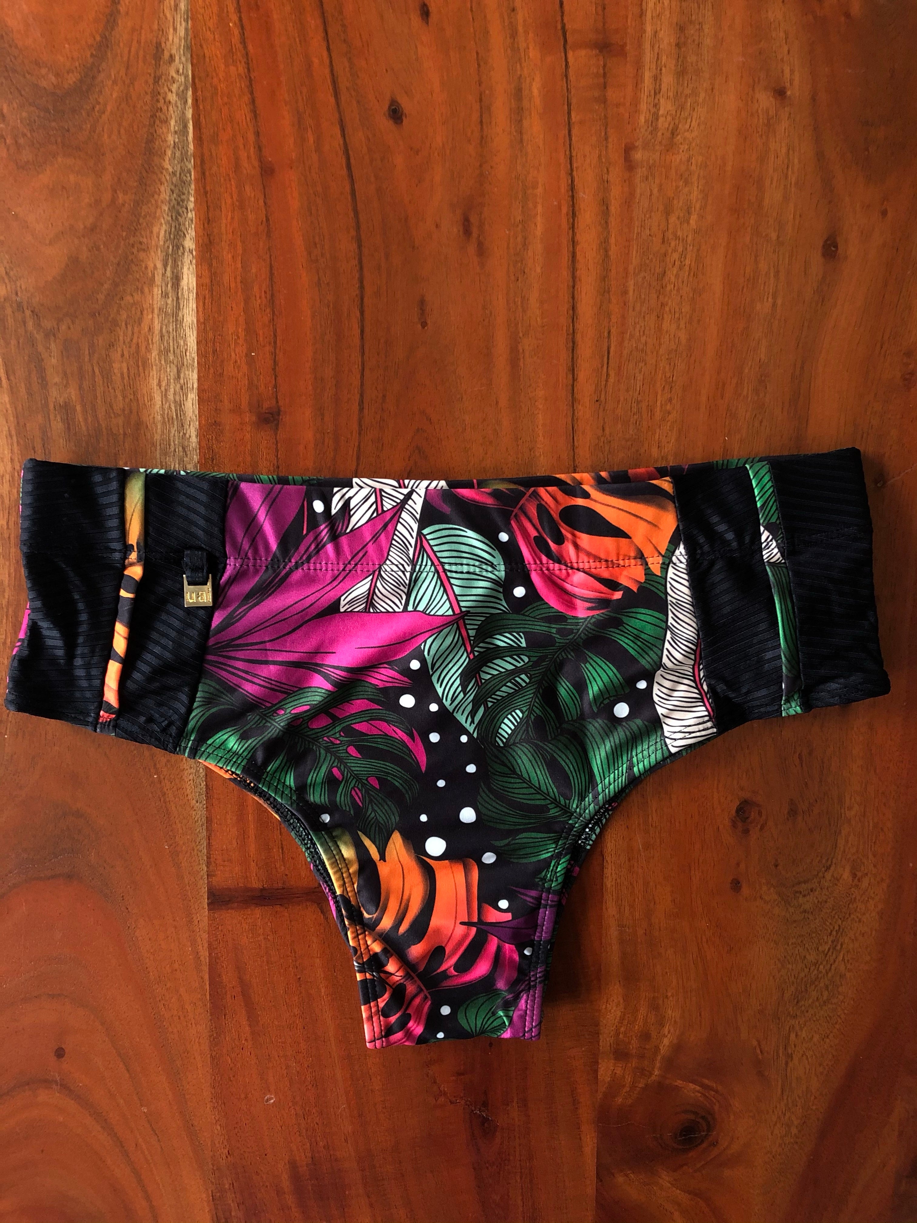 Bikini set: Triangle top and high waisted bikini bottoms. Sizes 40 to 48 - Neon forest.