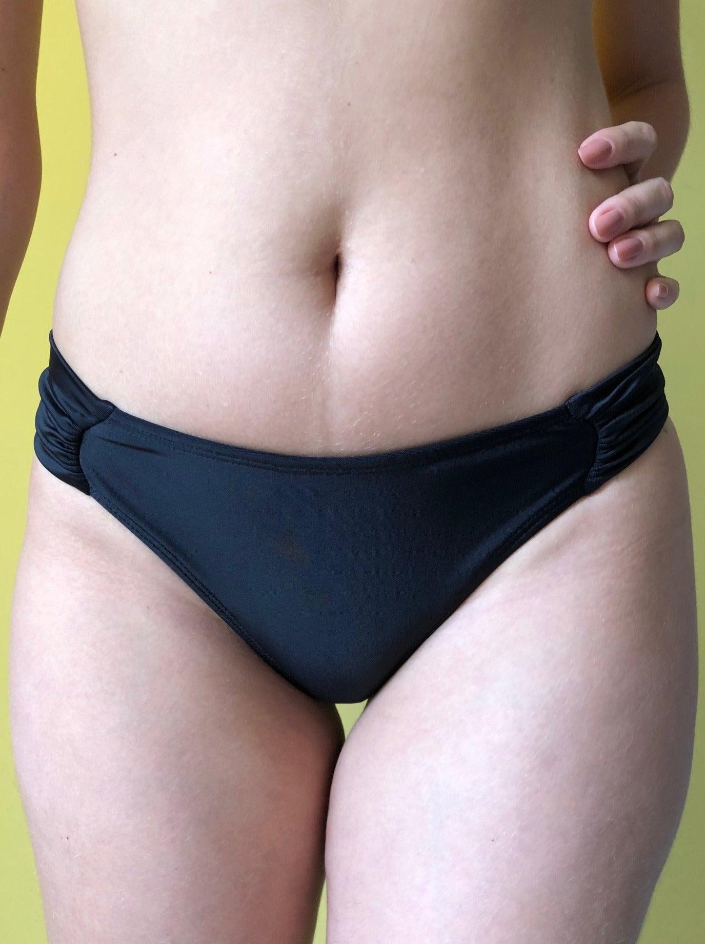 Bikini bottoms with wide and fixed sides - Black